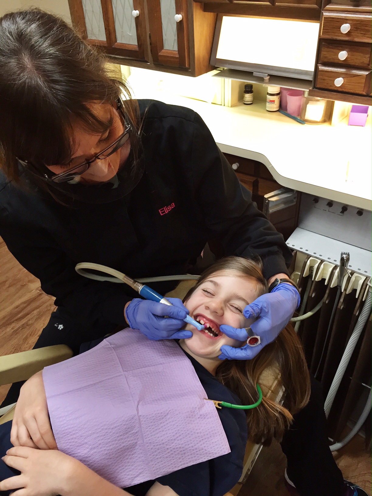 Dental hygienist performing a professional teeth cleaning in Oak Ridge, TN